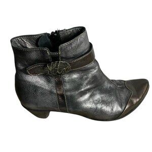 Un Tour En Ville Women's Metallic Silver Leather Western Ankle Boots